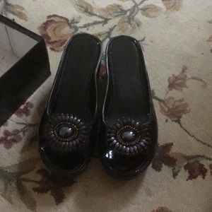 Helen’s Heart Patent black Open toe wedge slides